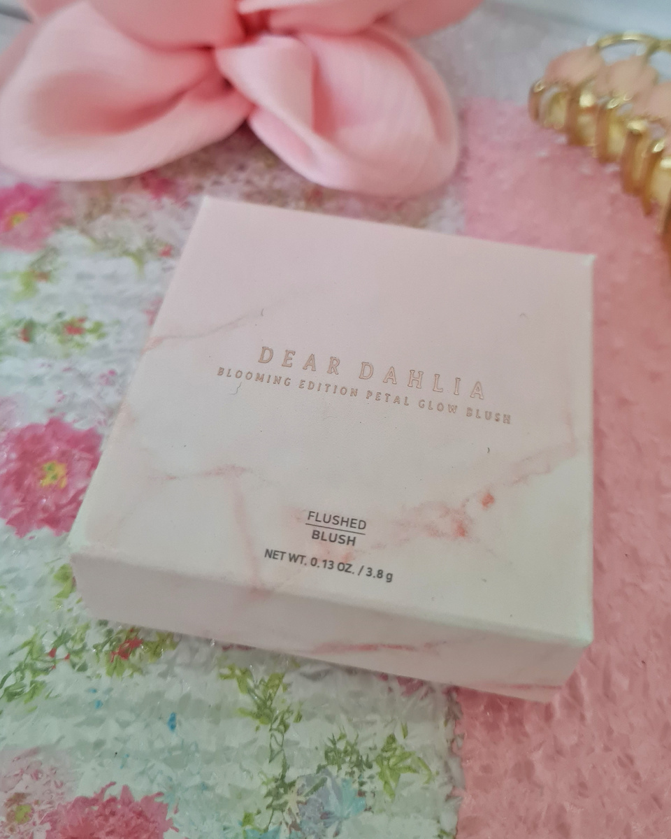 Румяна с эффектом сияния от бренда "Dear Dahlia", упаковка 