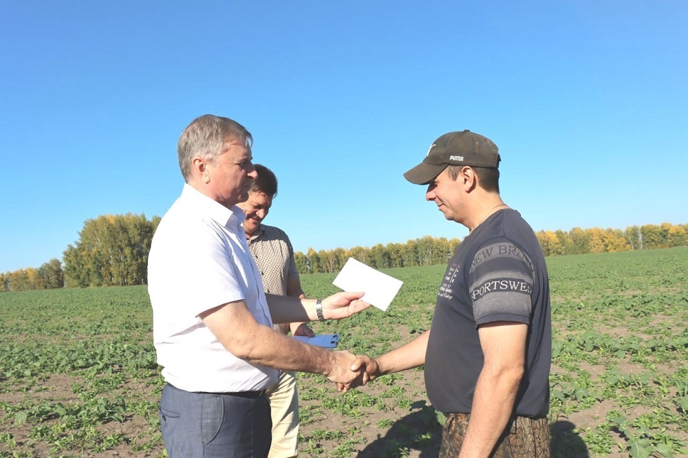    Механизатор Евгений Сорокин получает премию уже не первый раз в эту уборочную Фото пресс-службы администрации Искитимского района