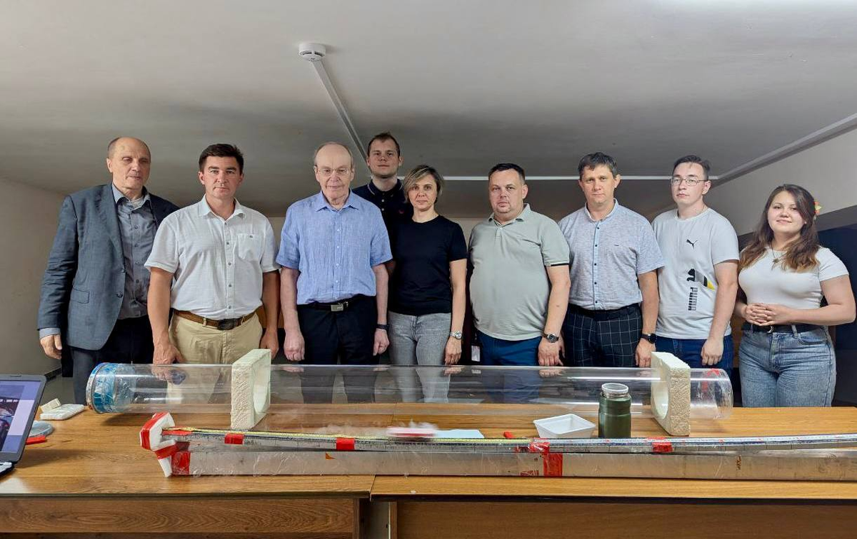 Группа учёных-исследователей с опытным образцом движущейся платформы