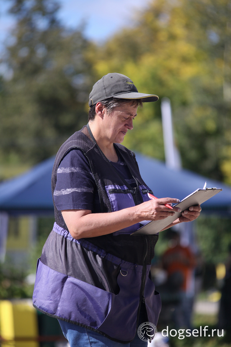 Строгий, но справедливый «дирижёр» этого дня – эксперт РКФ Татьяна Леонидовна Зайцева, чей профессиональный взгляд не упустит ни одной детали | Фото: Алиса Пономарёва, специально для DogSelf