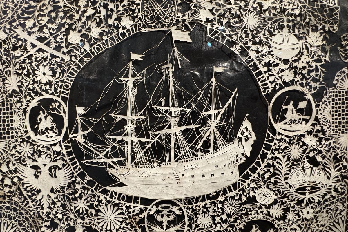    Тончайше вырезанный из черной и белой бумаги силуэт, изображающий аллегорию правления царя Петра Алексеевича, авторства неизвестного художника - уникальный экспонат выставки "Петр I. Изменчивый лик истории". / Фото: Екатерина Якушева / журнал "Родина"