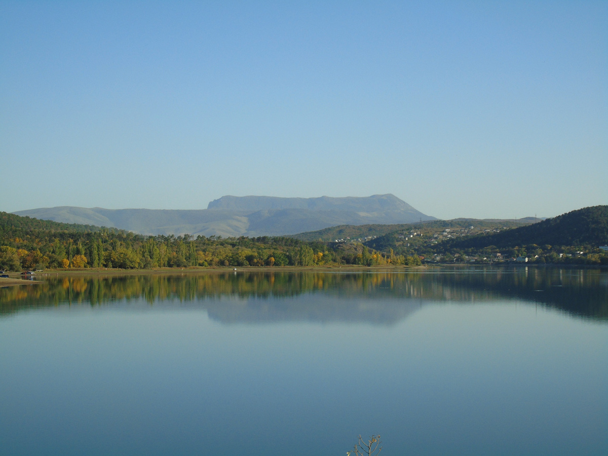 Вид Чатыр-Дага от Симферопольского водохранилища