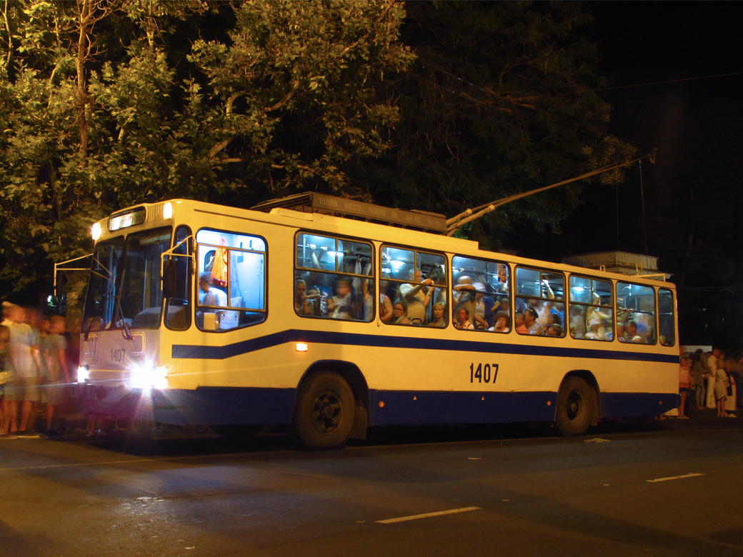 Троллейбус ЮМЗ-Т2 на маршруте 12 на Площади Нахимова в Севастополе (2017)