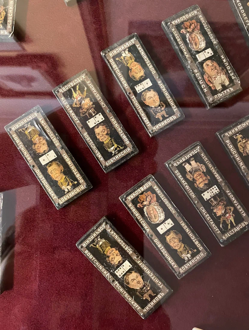 В гоголевской комнате хранится комплект костяшек домино, украшенных изображениями персонажей «Ревизора». Фото: Оксана Кравченко