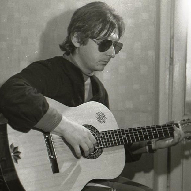 Я английский язык знаю не очень плохо. Тогда все писали на английском языке. У меня была единственная пятёрка в аттестате.