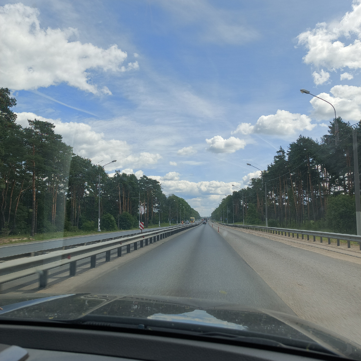 Надо представить такую же трассу, но без отбойника ..