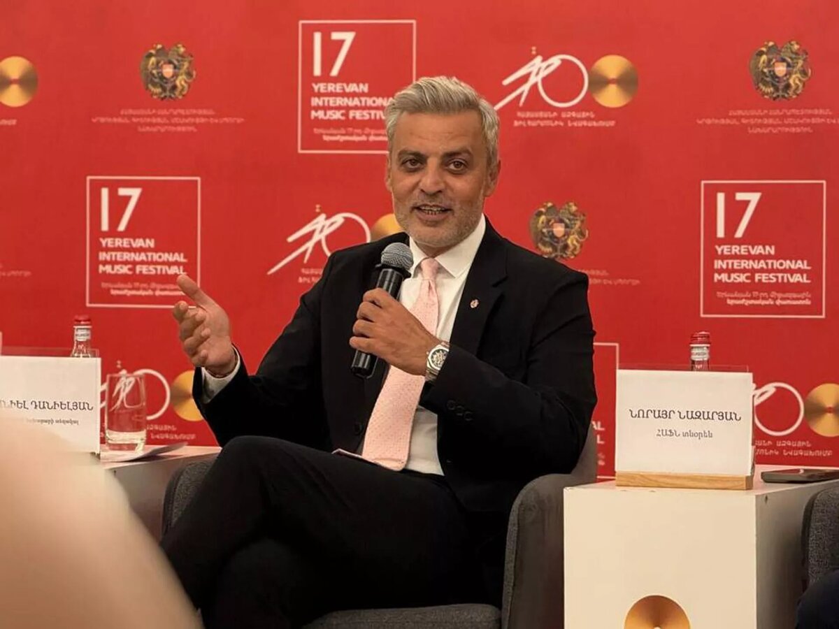 Замминистра ОНКС Даниэль Даниелян во время пресс-конференции национального филармонического оркестра Армении по открытию 100-го юбилейного концертного сезона (18 сентября 2025). Еревaн
© Sputnik