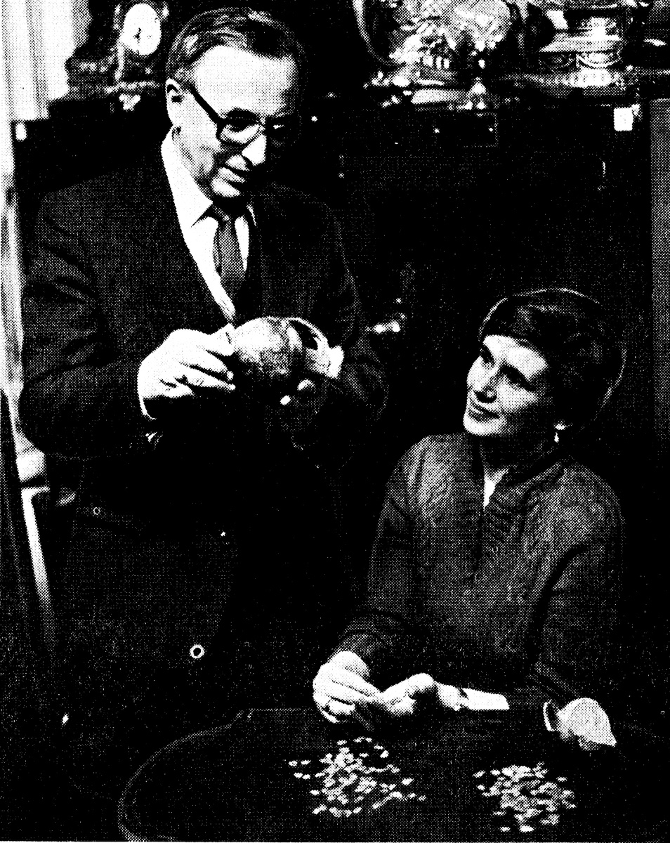 Заведующий отделом археологии А. Векслер и главный хранитель Музея истории Москвы 3. Бахтина разбирают один из последних кладов.