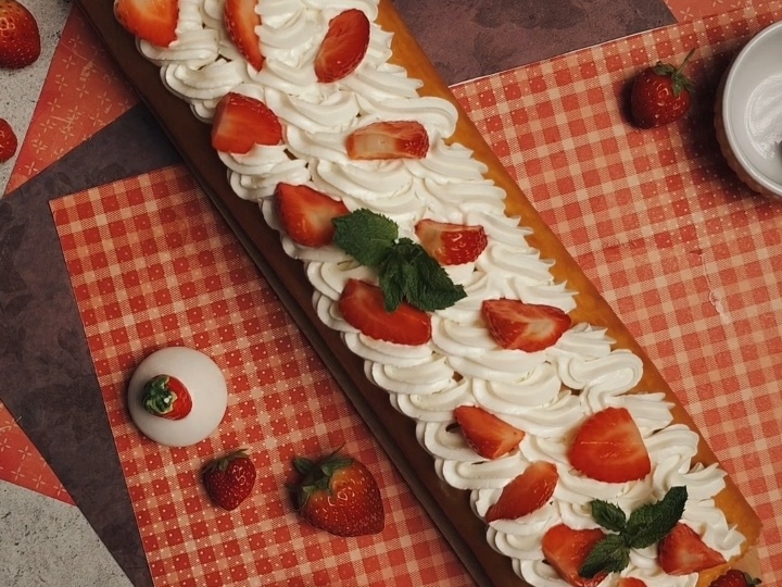 Романтика из духовки: мой клубничный рулет.