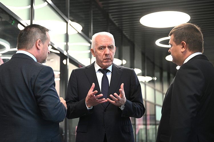    Весть о предложении президента России Владимира Путина избрать на должность генерального прокурора РФ кандидатуру Александра Гуцана (в центре) пришла сегодня днем от председателя конституционного комитета Совфеда Андрея Клишаса.   
Фото: kremlin.ru