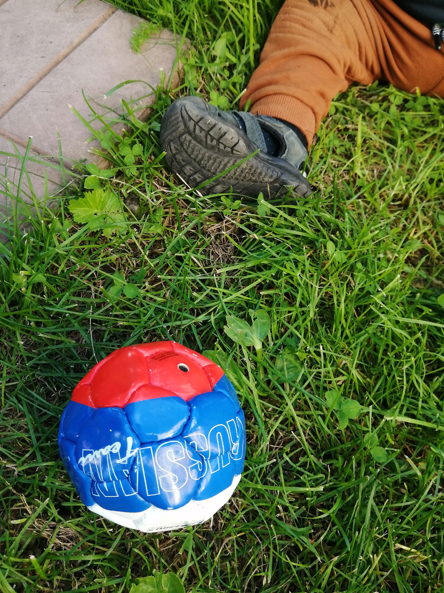 Начинаем с сыном получать удовольствие от игры в мяч. Я тоже) 