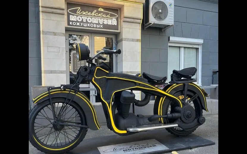    Фотофакт: скульптура мотоцикла появилась у входа в музей в Ижевске