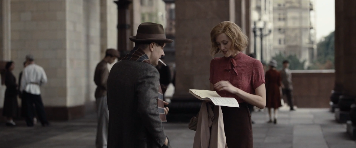 Мастер и начинающая провинциальная актриса, по совместительству Гелла из свиты Воланда на ступенях театра (библиотеки). Кадр из фильма