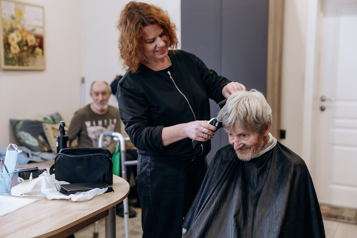    Волонтеры-парикмахеры стригут жильцов (на фото жилец приюта Александр Скугаров)