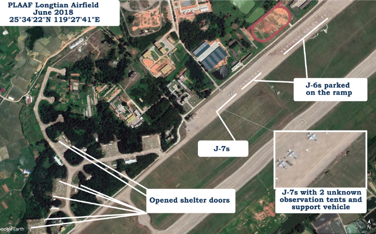 Снимок аэродрома Лунтянь, сделанный Google Earth в июне 2018 года и отредактированный Дэниелом Райсом для MIAS, на котором, как утверждается, находятся беспилотные самолёты J-6W и J-7W
