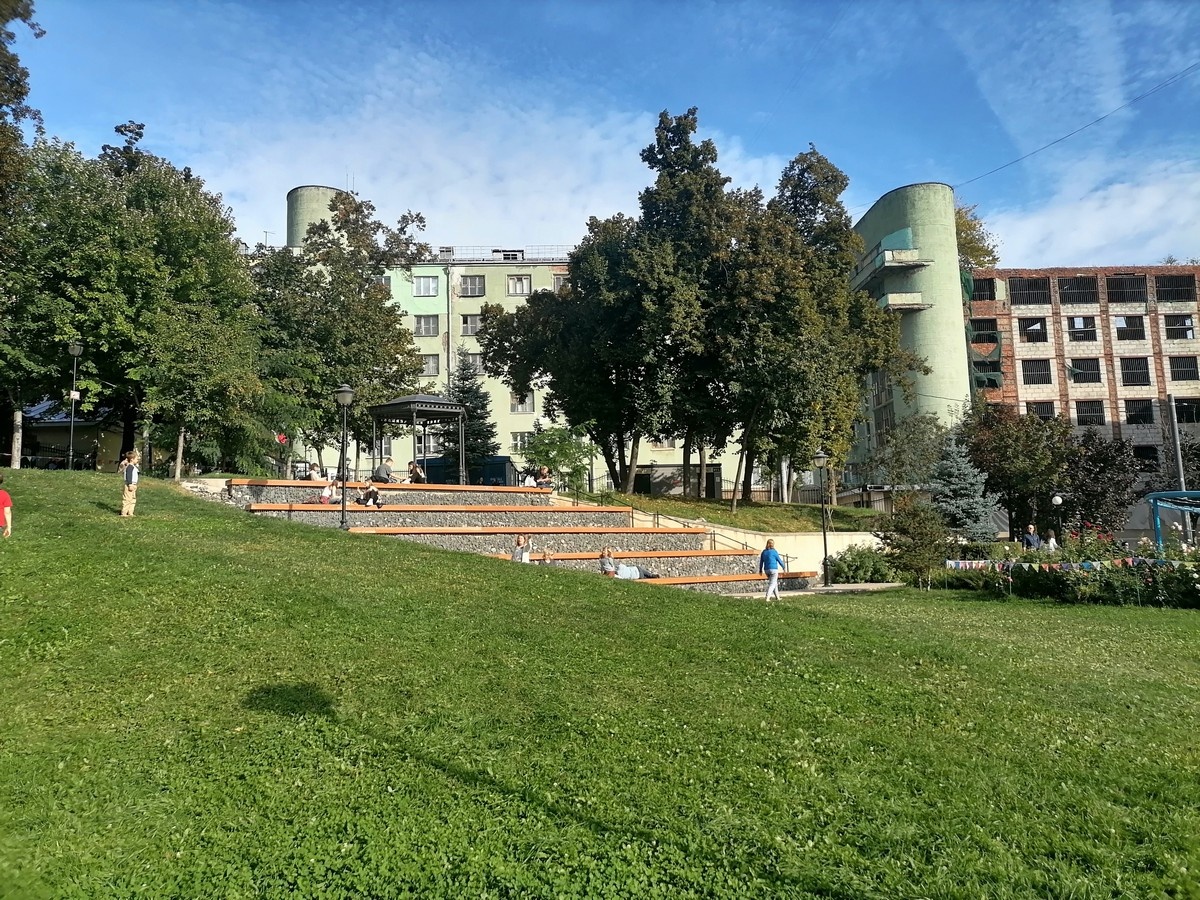 Но сейчас самую разрушенную часть здания начали приводить в порядок (справа)