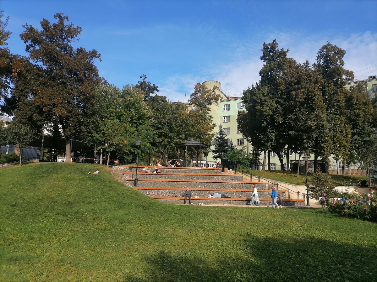 На дальнем плане главная архитектурная доминанта Горки - общежитие МГЛУ. Долгое время в здании был сквот, молодежь со всего города ходила туда распивать и смотреть закаты. 