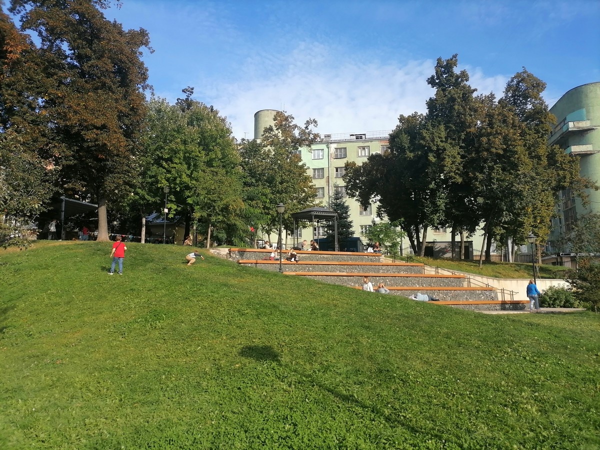 Летом дети любят кататься кубарем по этому склону 🤸‍♂️ 