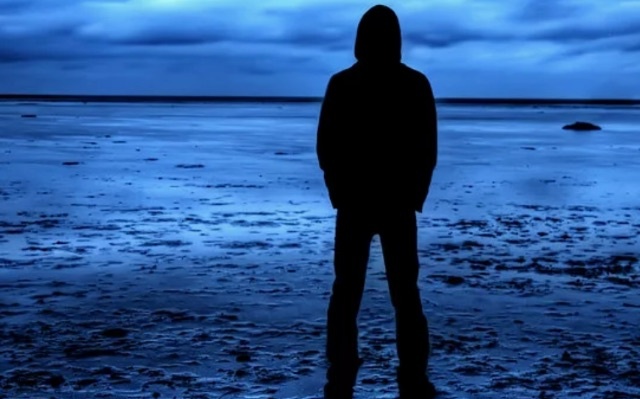 Одиночество - серьезная проблема в британском обществе.