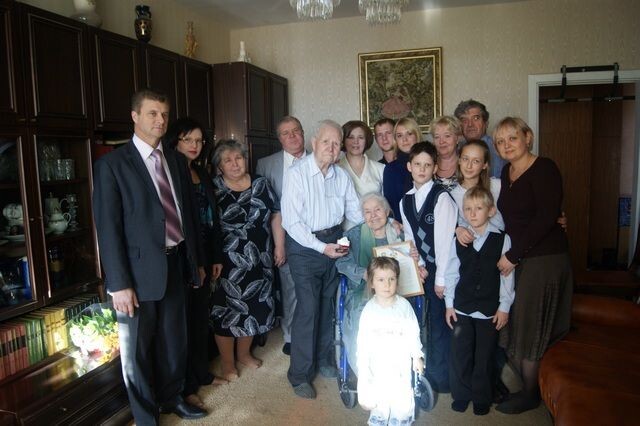 Карм Иванович и его супруга в кругу семьи в день 65-летнего юбилея их брака. 2011 г. https://krd.ru/administratsiya/administratsii-vnutrigorodskikh-okrugov/zvo/novostnaya-lenta-okruga/news_16122011_1523/