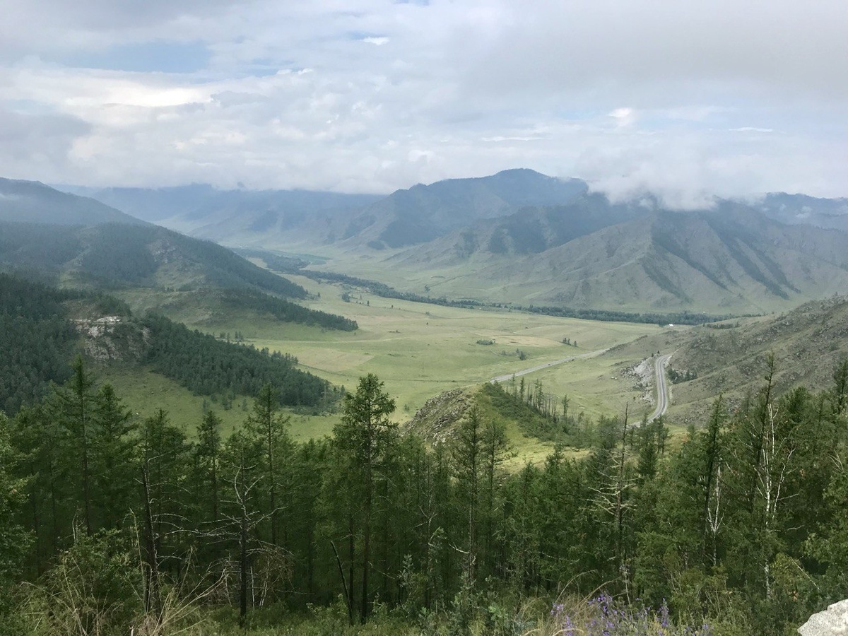 Вид на Чуйский тракт с перевала Чике-Таман