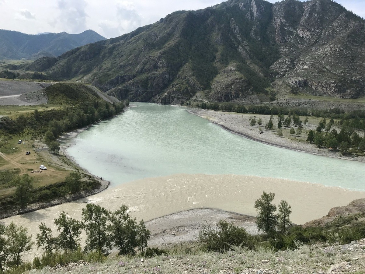 Место слияния р. Чуи (снизу) и р. Катунь (сверху)