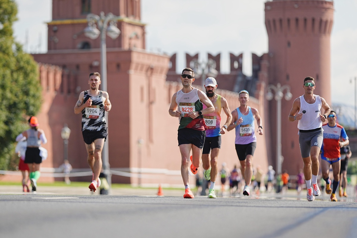    Главный архитектор Москвы Сергей Кузнецов во время забега (на переднем плане по центру). / Пресс-служба главного архитектора Москвы