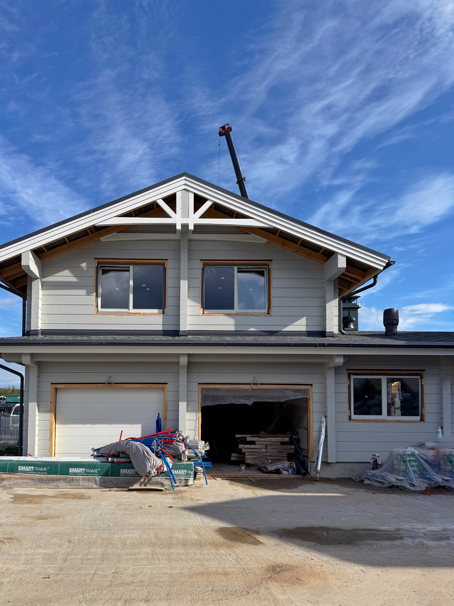 Гараж на 2 автомобиля с автоматическими воротами, справа примыкает котельная, на втором этаже гостевой дом или квартира для помощников