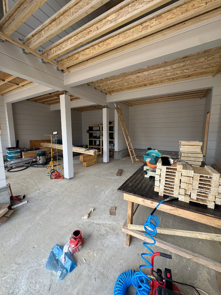 Внутри гаража перекрыли пол между этажами