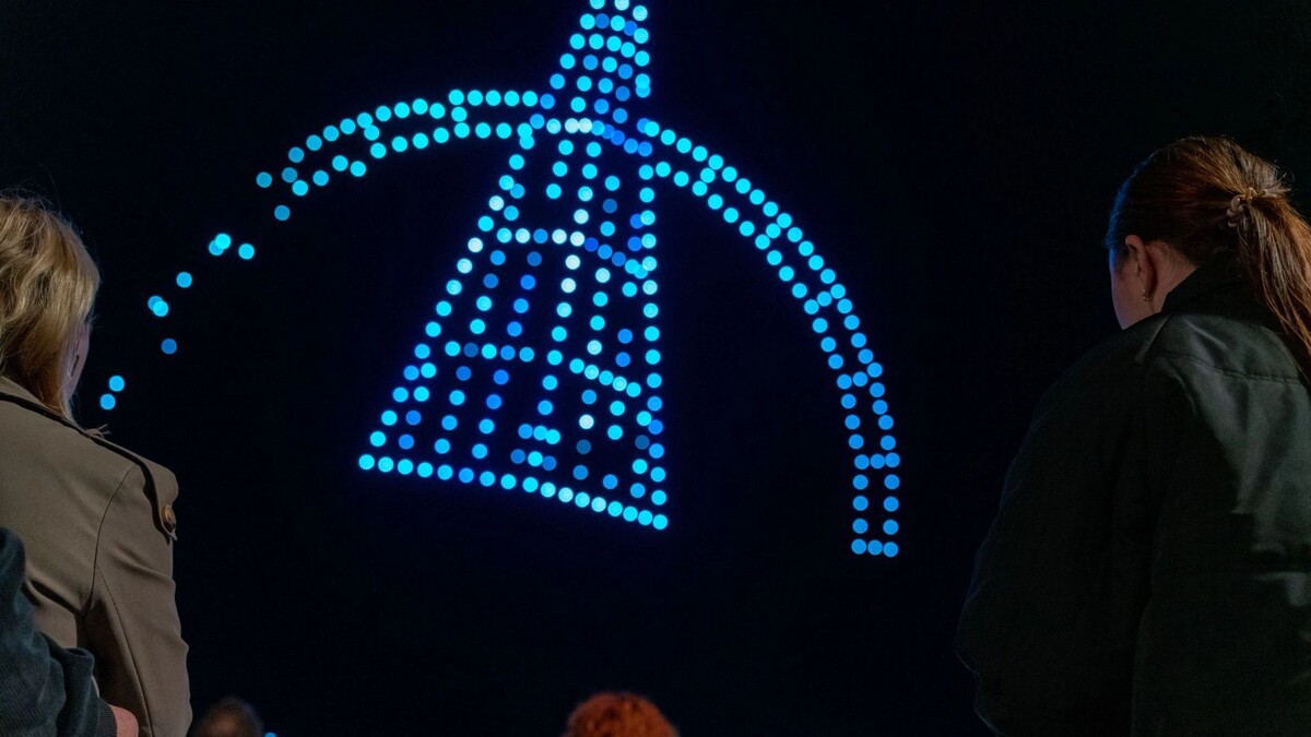    Первое шоу дронов прошло в Салехарде на День города. Фото: Сергей Зубков / «Ямал-Медиа»