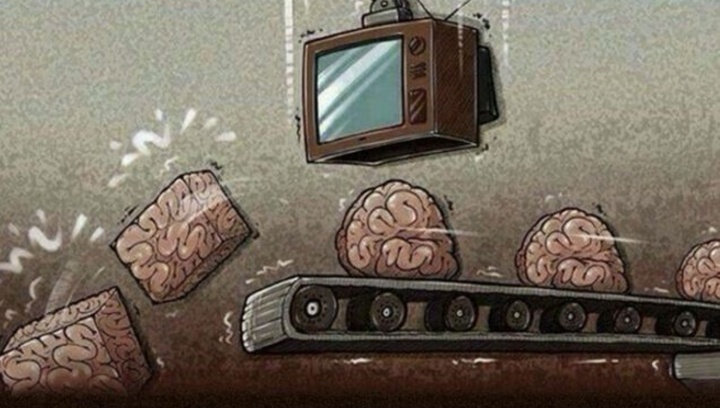 ТВ и интернет формируют человека ЦЕЛИКОМ: его мышление, взгляды, ценности. То, что он будет носить, использовать и есть. 