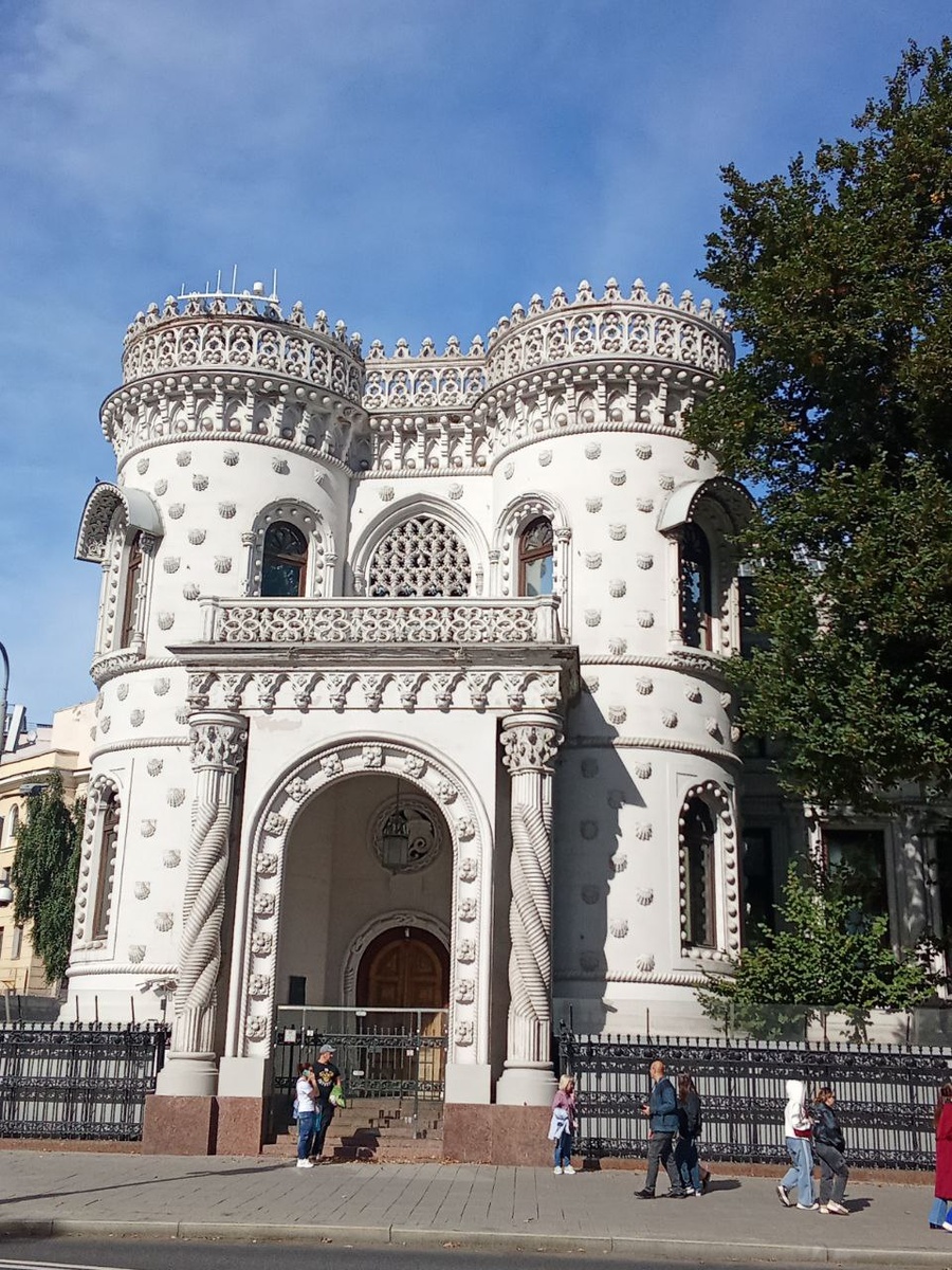 Особняк в народе называют Дом дурака. Фото Автора