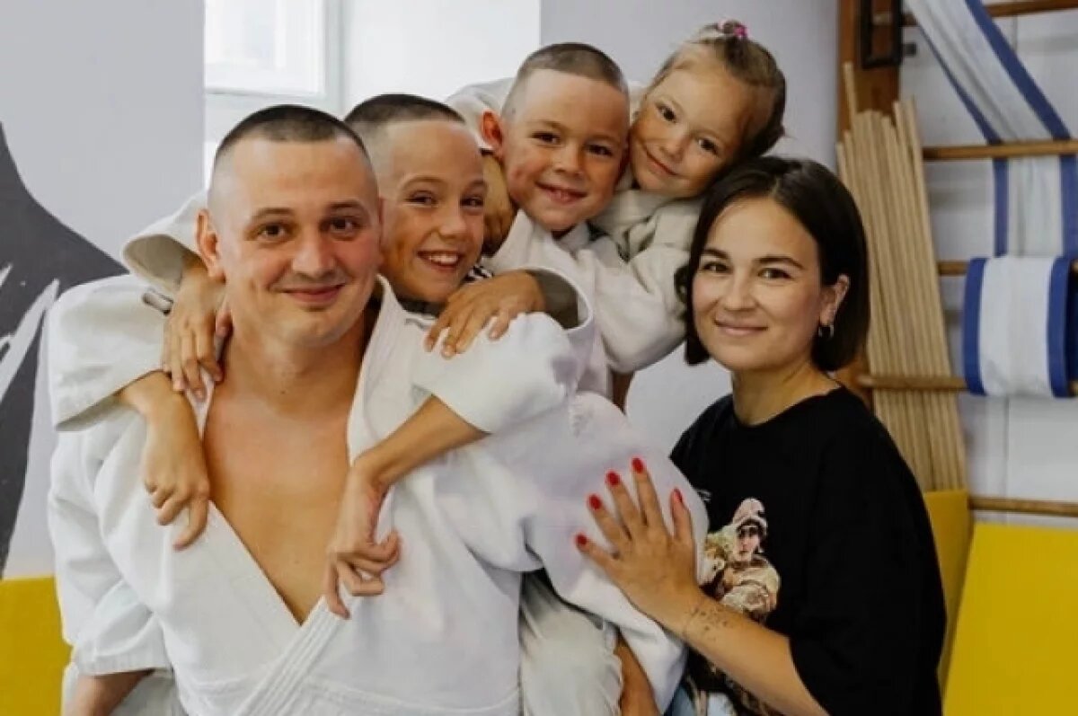    Антон и Оксана с детьми.