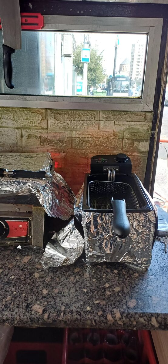 Инспекционный орган безопасности пищевых продуктов приостановил деятельность пункта общественного питания "Лав-на Шаурма" (Ереван)
© Photo : press office of the Food Safety Inspection Body of RA