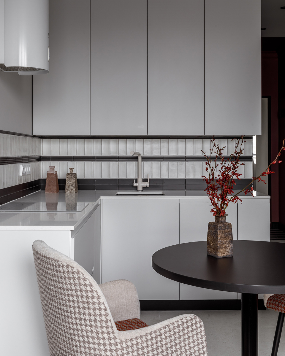 Бордовые элементы по всей квартире 