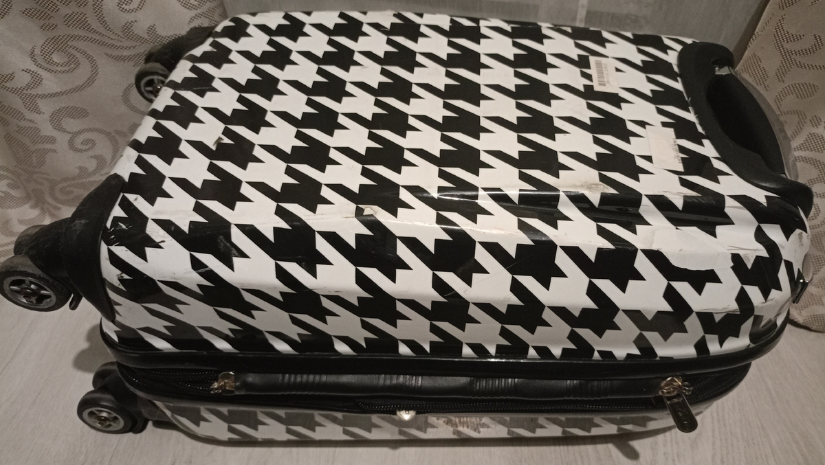 Вот он лежа пока отдыхает перед путешествием. Внутри кое-что лежит уже, но когда положу всё и он встанет, то будет гораздо толще😄