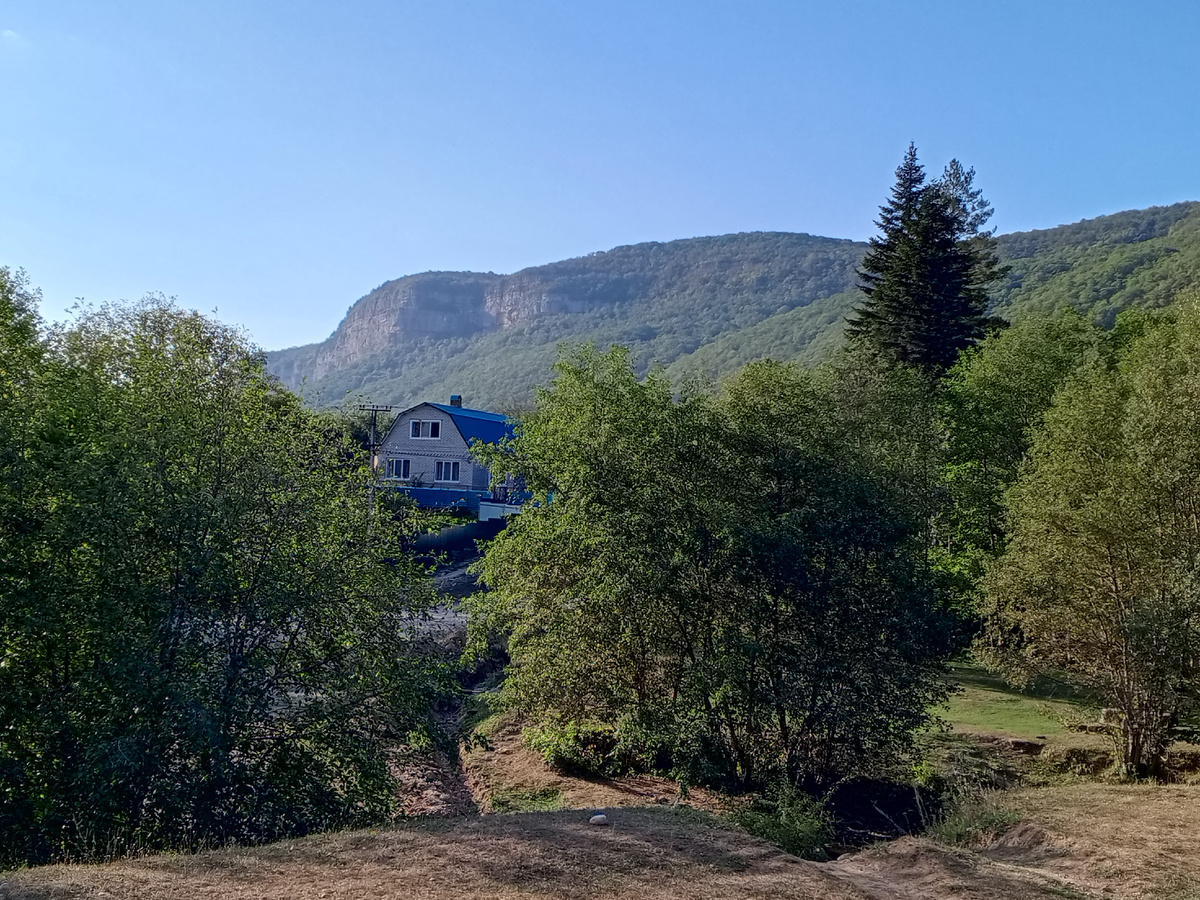 Вид на горы из посёлка Мезмай