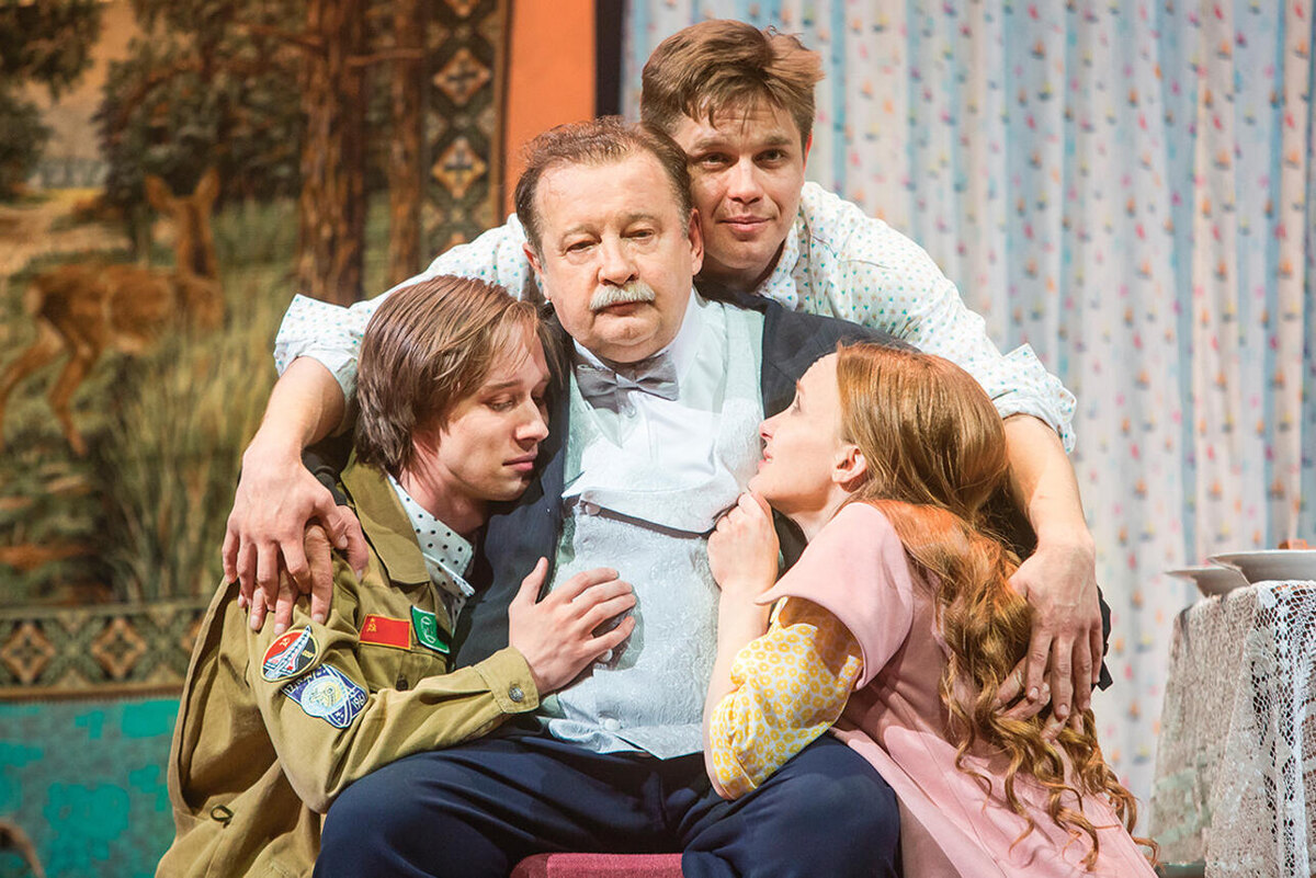    «Через Сарафанова автор напрямую говорит какие-то важные вещи. О том, что каждый человек рождается творцом. И каждый в своем деле, по мере сил и возможностей, должен сделать так, чтобы лучшее, что было в нем, осталось после него» С Даниилом Вершининым, Артемом Губиным и Полиной Галкиной в спектакле Московского Губернского театра «Старший сын». 2025 г. Галина Фесенко/Пресс-служба Московского Губернского театра