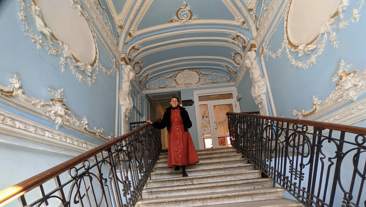 RAFamily Кафе со здоровой и полезной едой, я на лестнице. 