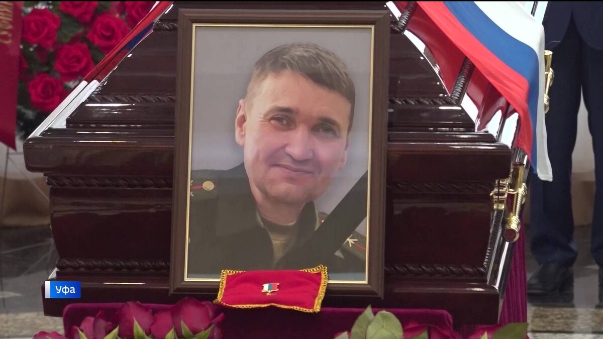    В Уфе простились с Героем России Ильдаром Суфияровым – репортаж «Вестей»