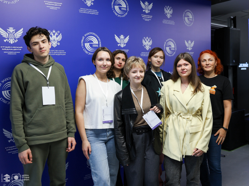 Студенты Тимур Мистрюков, Кира Ляпина, Анастасия Копылова, Елизавета Чурсина, Дарья Калашникова, Дарья Урванцева и директор ЦСДиТ «Кирпич» Ирина Деева