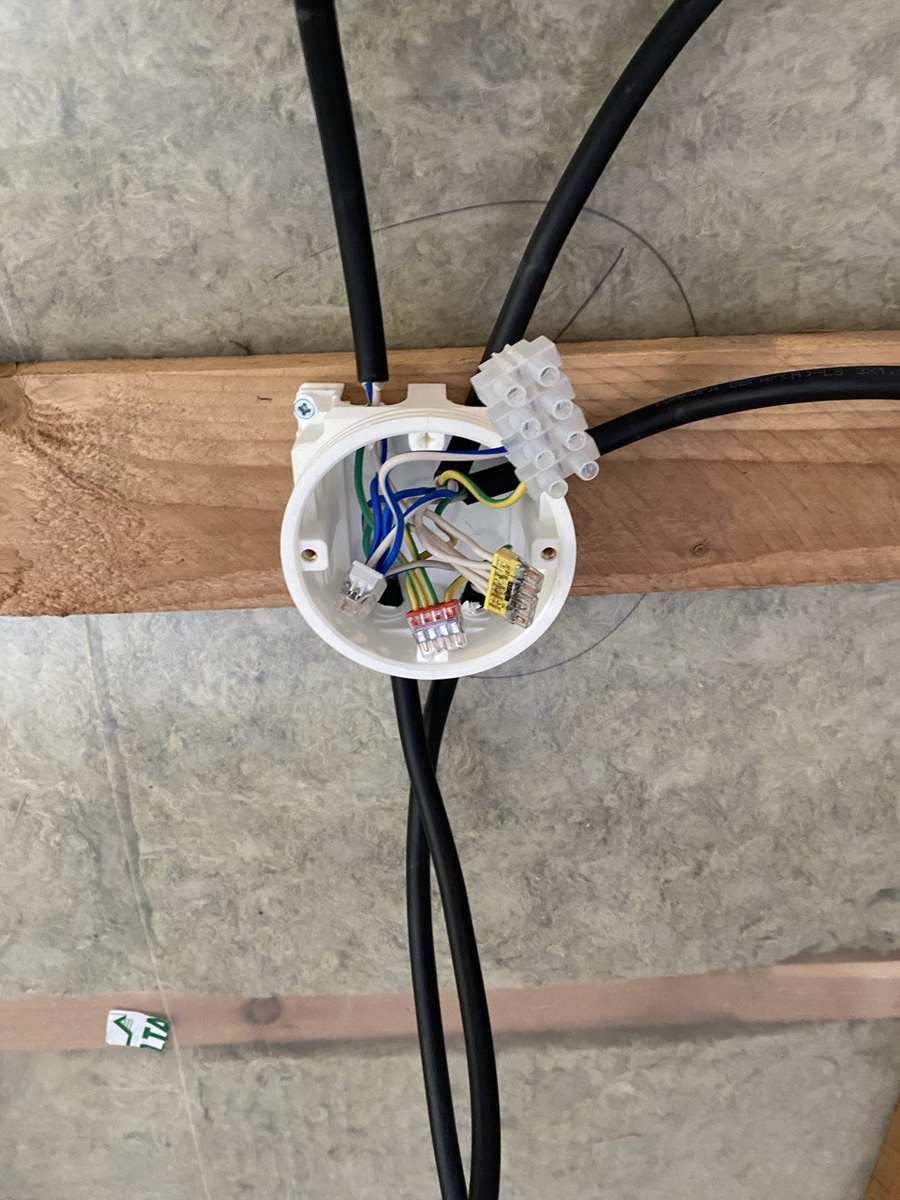 Самозажимные клеммы в обслуживаемой распаячной коробке