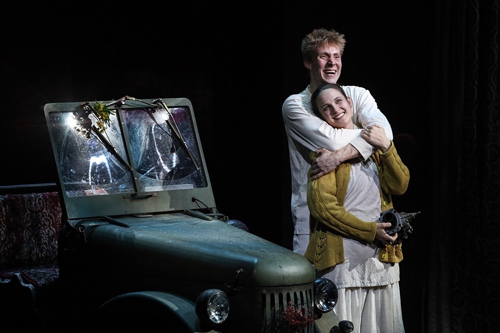    Чудики Василия Шукшина умели страстно и наотмашь жить здесь и сейчас и прислушиваться к правде сердца. / Поставлено пресс-службой Театра Олега Табакова