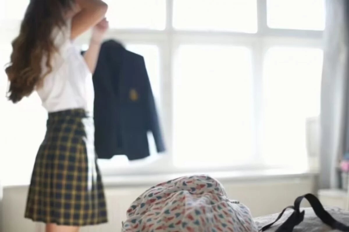    В Британии школьницу закрыли в изоляторе из-за юбки короче нормы на 2 см