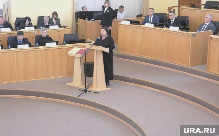 Надежда Алексеева приносит присягу в зале заседаний Тюменской областной думы. Фото: Скрин сайта Тюменской областной думы