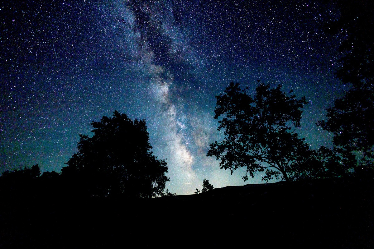    Ночное небо над кавказским биосферным заповедником "Лаго-Наки" в Адыгее. / Фото: РИА Новости