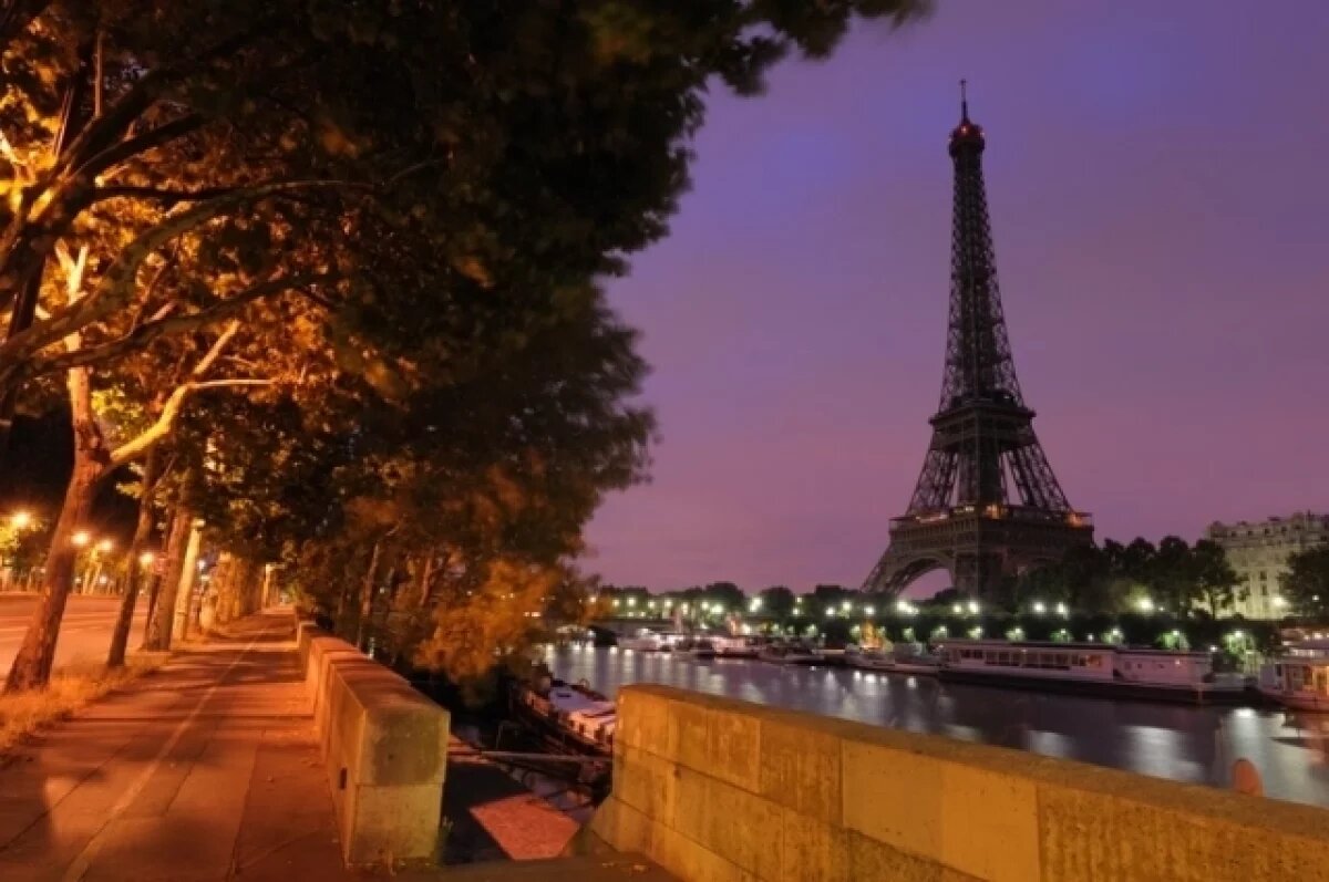    В Париже из-за забастовки закрыли Эйфелеву башню