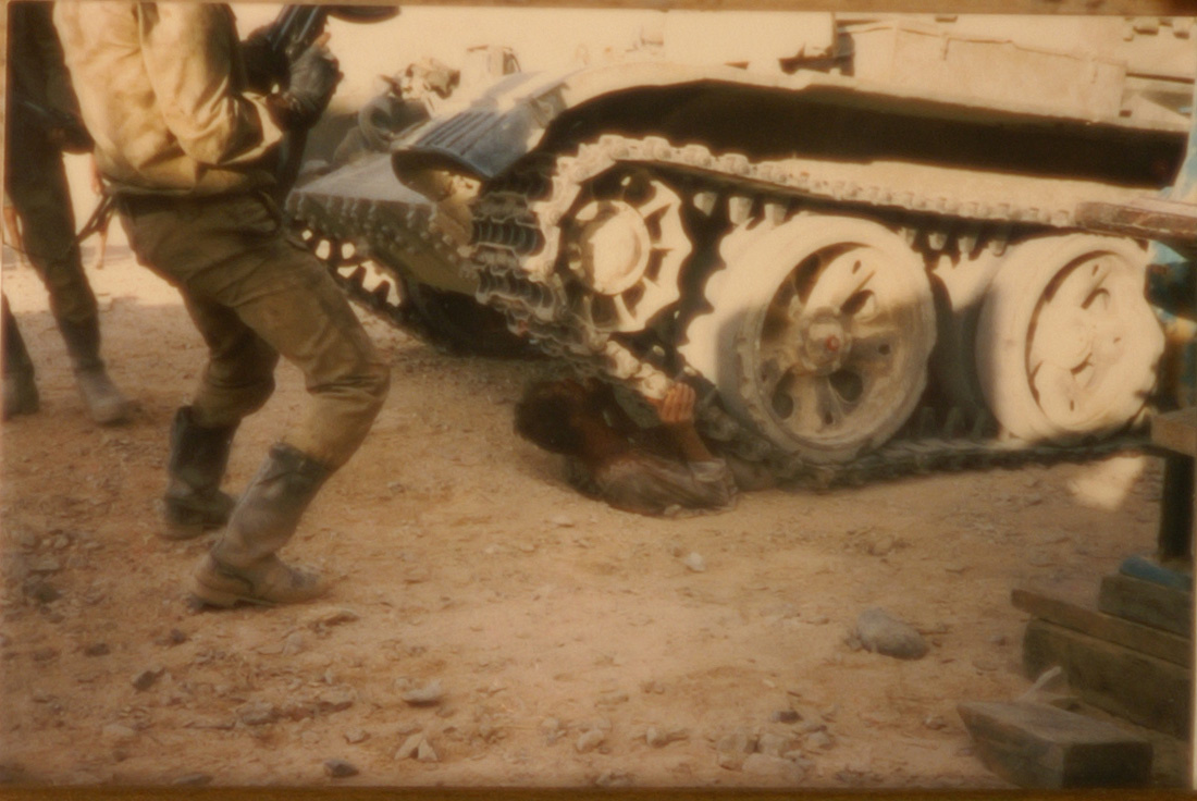 Кадр из фильма "Зверь войны". Человек под танком, как мне писал один из подписчиков...