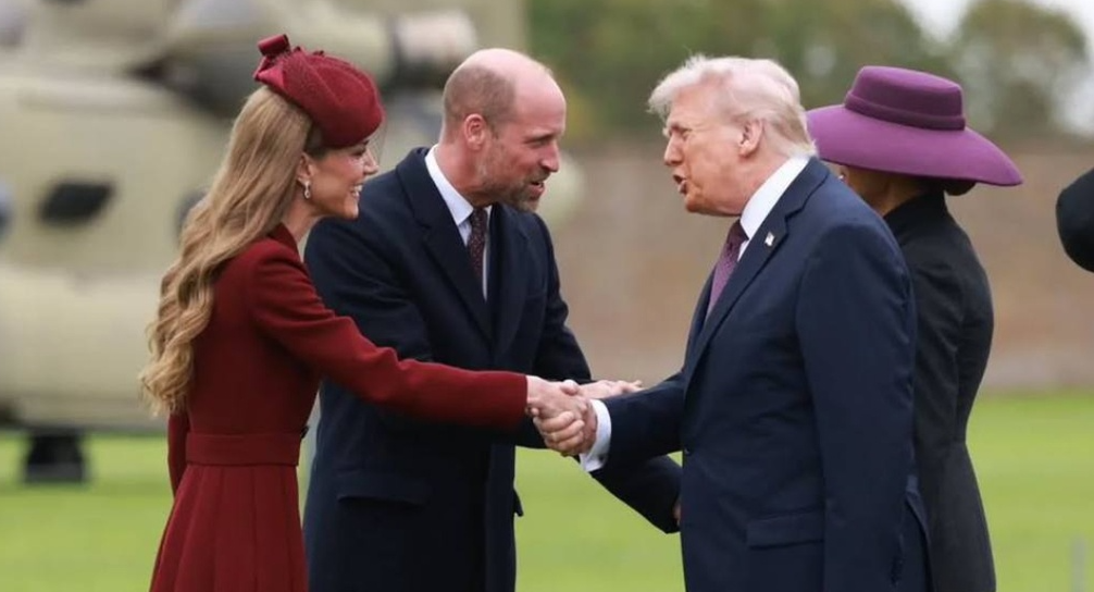 Специалист чтения по губам, нанятый газетой "Daily Mail"определил, что в момент встречи у вертолета Дональд Трамп сказал Принц Уильяму: "Привет, мой друг! Как дела? Как поживаешь? (и хлопнул его по плечу). При этом к Кэтрин Мидллтон Президент США обратился еще более фамильярно: "Привет, красавица!".