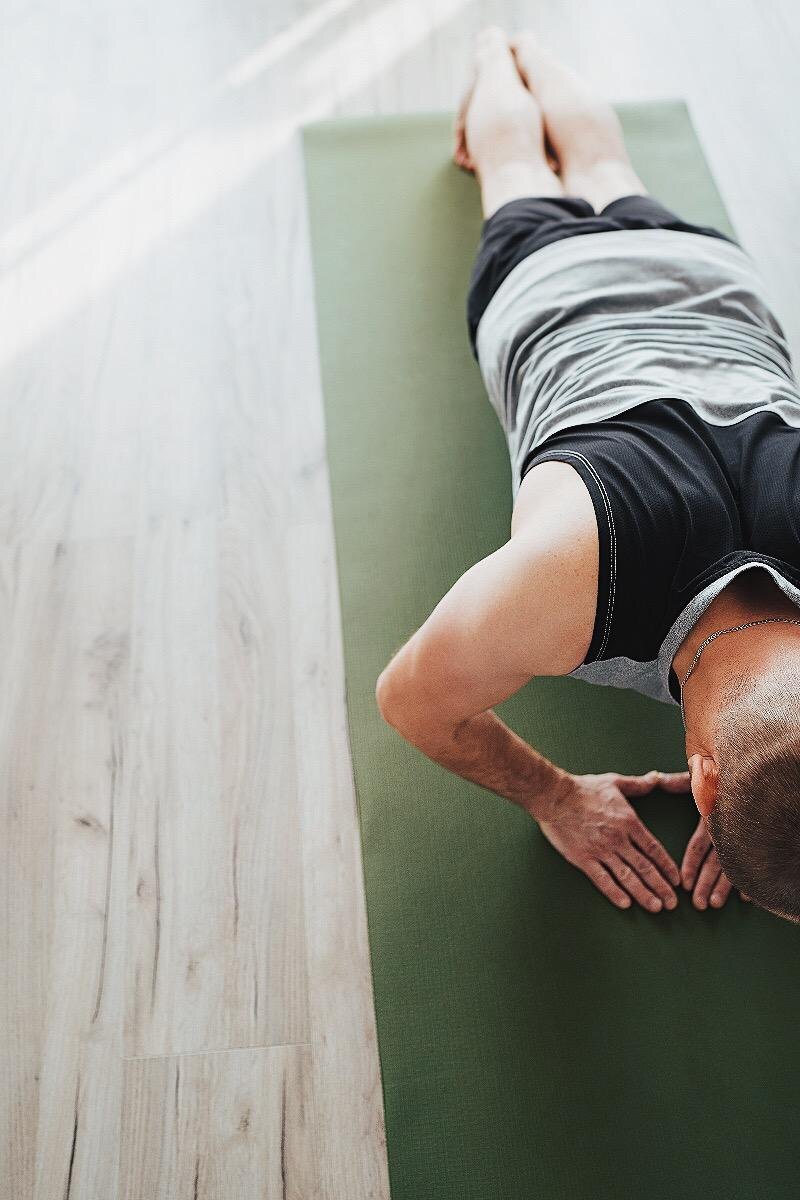 Soloviova Liudmyla / Shutterstock / FOTODOM📷Кисти, развернутые внутрь, образуют алмаз